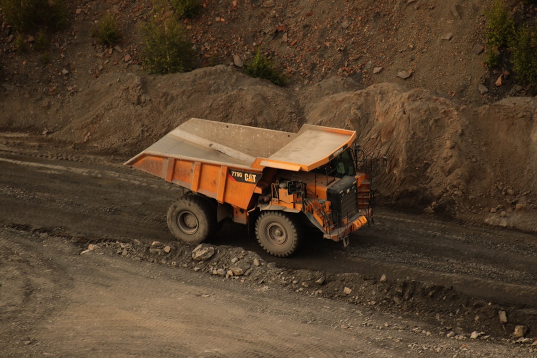 Find den ideelle brugt dumper hos A.E. Maskiner ApS